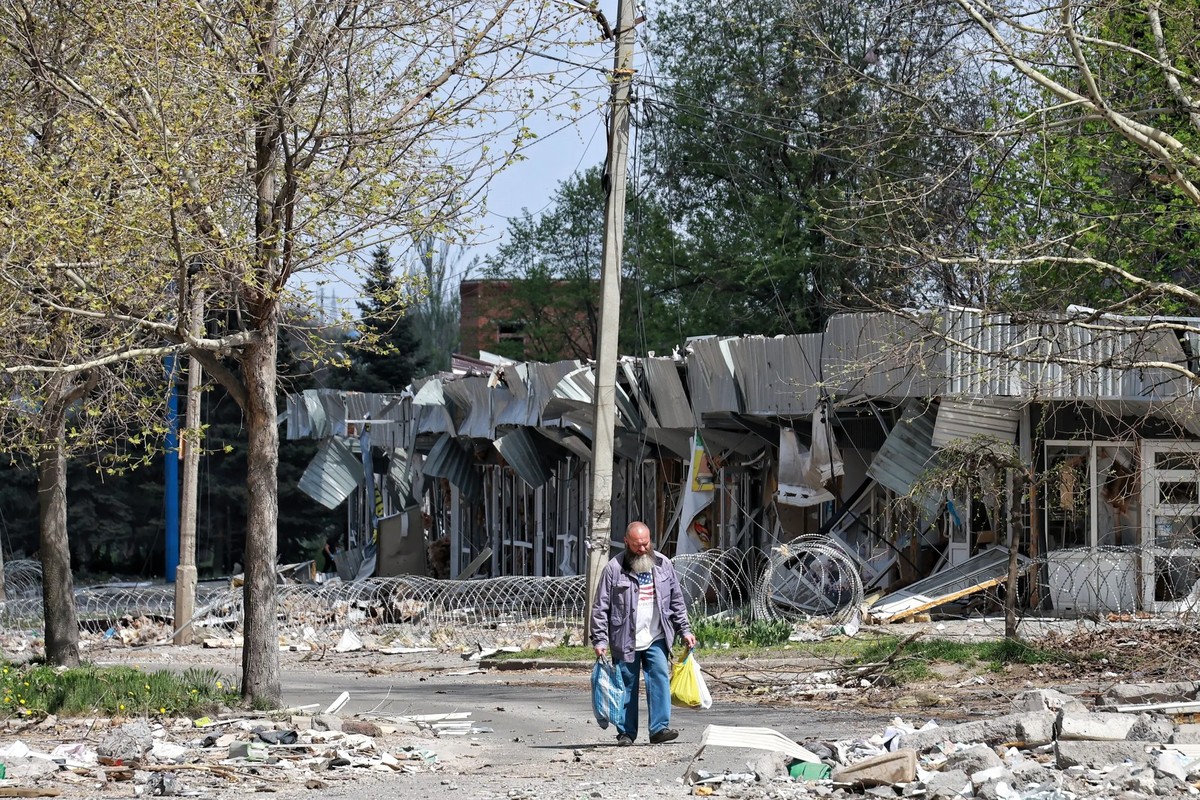 L'un des rares habitants de Pokrovsk restés sur place ramène ses courses à la maison.