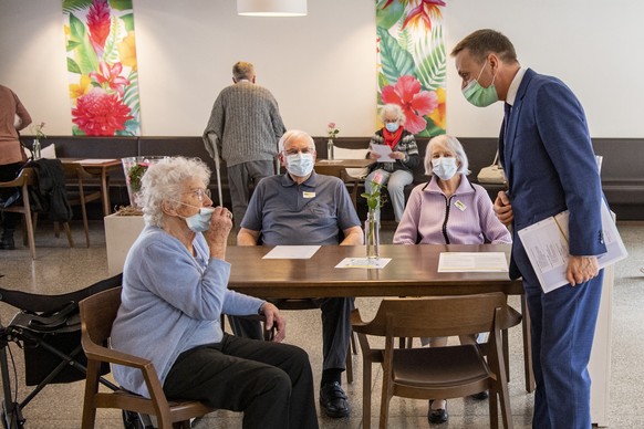 Der Aargauer Regierungsrat Jean-Pierre Gallati, rechts, besucht das Seniorenzentrum Wasserflue in Kuettigen. Die letzten Senioren in den Pflegeheimen des Kantons Aargau werden mit dem Impfstoff gegen  ...