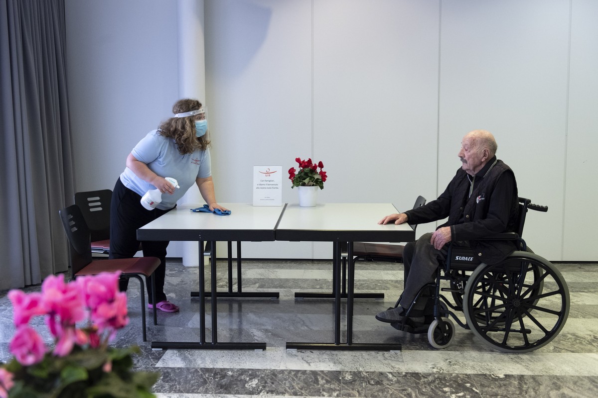 Ein Bewohner des Altersheims "Centro La Piazzetta", rechts, wartet auf den Besuch von Angehoerigen, am Samstag, 20. Februar 2021, in Lugano. Aufgrund von Lockerung der Anti-Corona-Massnahmen ...