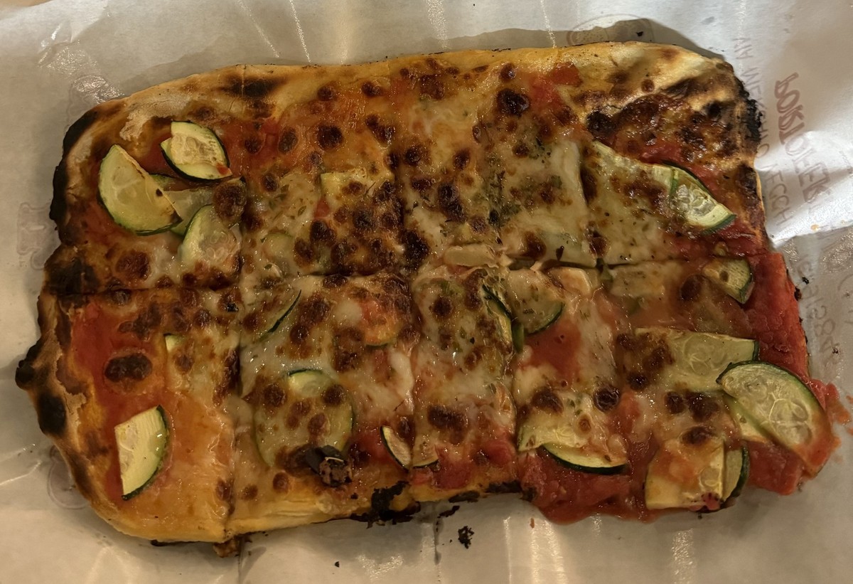 Schlicht und gut: die Pizza Zucchine für 8,50 Euro.