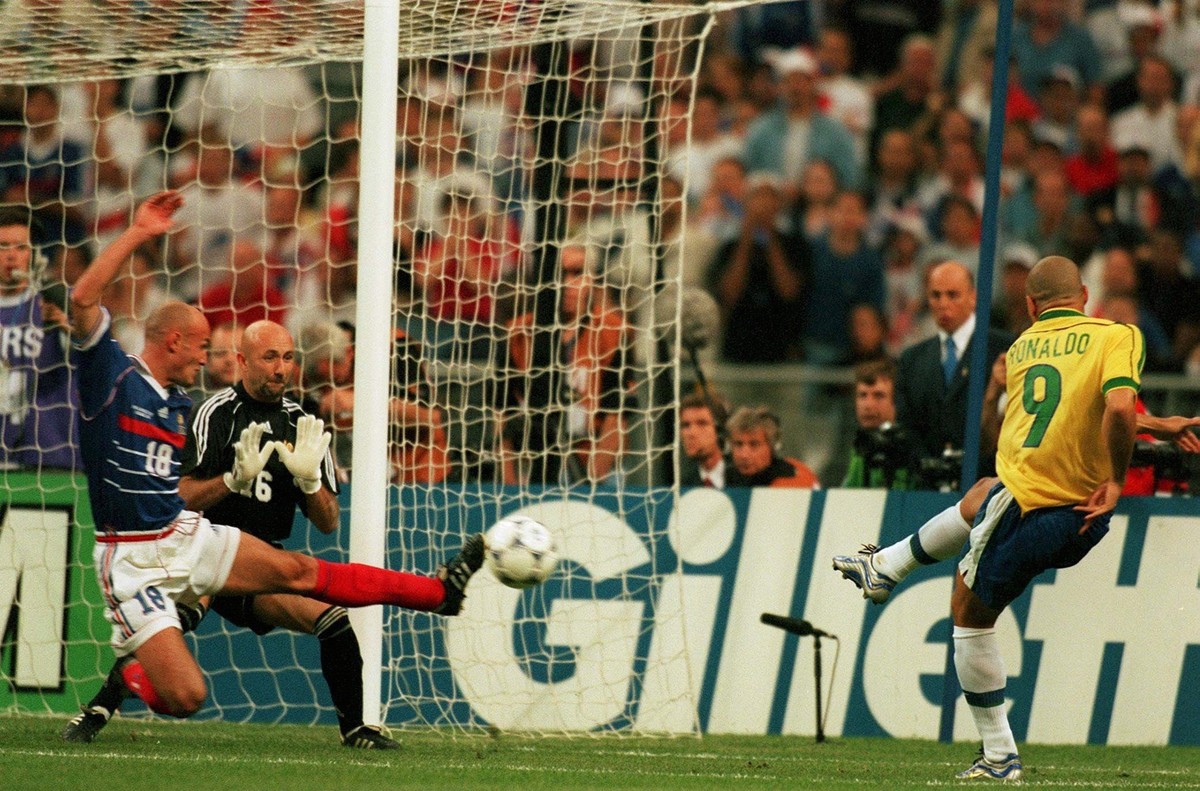 FRANCE - JULY 12: WM FRANCE 98, FINALE Paris; BRASILIEN - FRANKREICH 0:3 (BRA - FRA); FRANKREICH FUSSBALLWELTMEISTER 1998; v.lks.: Frank LEBOEUF/FRA, Torwart Fabien BARTHEZ/FRA und RONALDO/BRA (Photo  ...