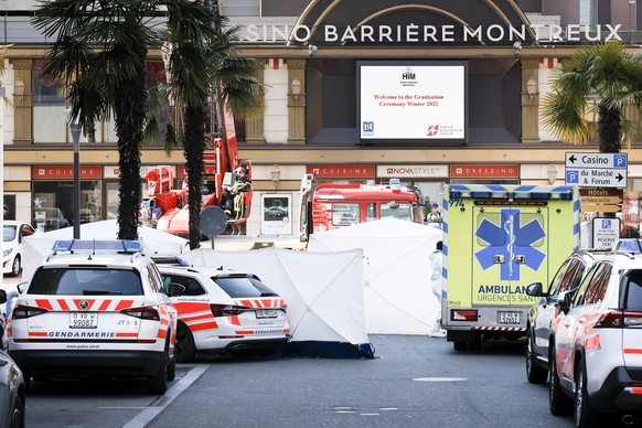 Des voitures et des tentes photographiees a l&#039;endroit ou cinq personnes sont decedee apres s&#039;etre jetees dans le vide depuis leur appartement ce jeudi 24 mars 2022 a Montreux. Cinq personnes ...