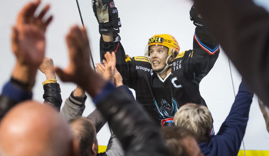Joie du Top Scorer fribourgeois Julien Sprunger, apres avoir marque le 3:2 lors du 5eme match de la finale de Play-out du championnat suisse de hockey sur glace de National League A, entre le HC Fribo ...