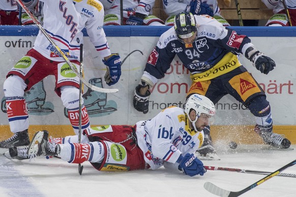 Fabian Haberstich, rechts, von Zug im Spiel gegen Vincent Praplan, unten, von Kloten beim Eishockey Meisterschaftsspiel in der Qualifikation der National League zwischen dem EV Zug und dem EHC Kloten  ...