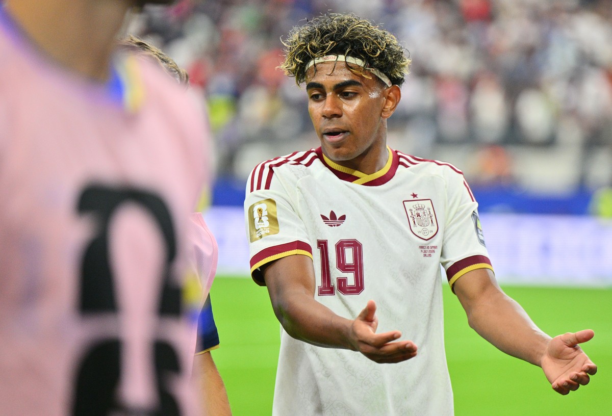 epa13111574 Lamine Yamal of Spain during half-time in the FIFA World Cup 2026 semifinals match France against Spain, in Dallas, USA, 14 July 2026. EPA/SAM WASSON
