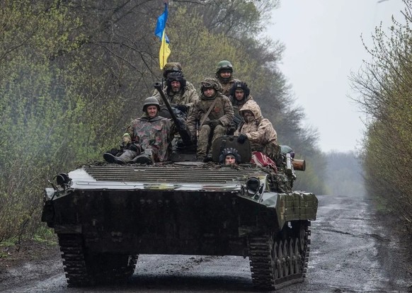 Ukrainische Soldaten auf einem Panzer: Russland ist im Ukraine-Krieg aktuell in der Offensive.