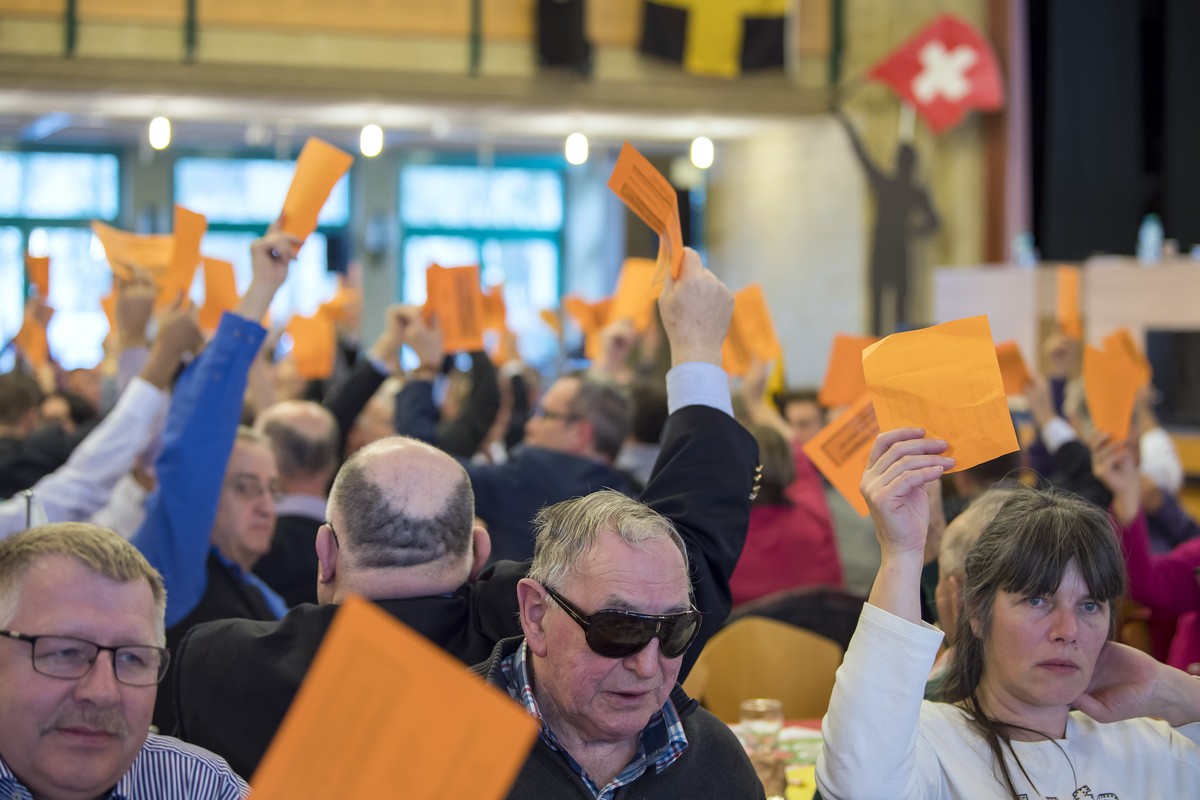 Les delegues de l' UDC votent pour leur mot d'ordre sur l'initiative No-Billag, lors de l'assemblee des delegues du parti de l' Union Democratique du Centre, UDC SVP, ce samed ...