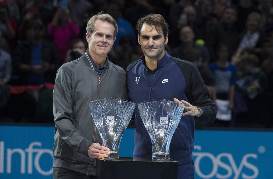 epa05027448 Former tennis player Stefan Edberg of Sweden presents the Stefan Edberg Sportsmanship Award and the ATPWorldTour.com Fans&#039; Favourite in Singles Award to Switzerland&#039;s Roger Feder ...