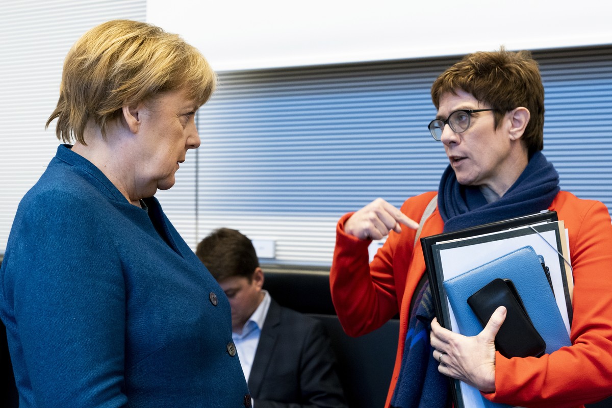 epa07364493 German Chancellor Angela Merkel (L) and the chairwoman of the Christian Democratic Union (CDU) Annegret Kramp-Karrenbauer talk prior to the start of a CDU/CSU faction meeting at the German ...