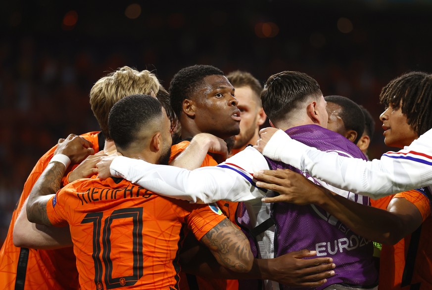 epa09269058 Denzel Dumfries (C) of the Netherlands celebrates with teammates after scoring the 3-2 lead during the UEFA EURO 2020 preliminary round group C match between the Netherlands and Ukraine in ...