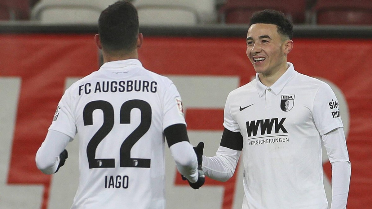FC Augsburg vs. SC Freiburg, 1. Bundesliga, 28.11.2020 Torjubel von Ruben Vargas 16 FC Augsburg zum Ausgleich 1:1, FC Augsburg vs. SC Freiburg, 1. Bundesliga, 28.11.2020, Foto: Christian Kolbert/kolbe ...