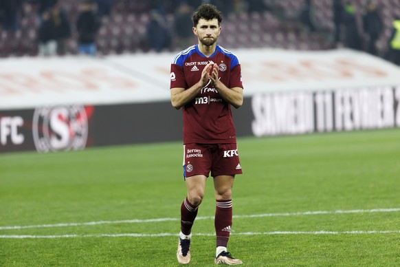 Servette&#039;s midfielder Miroslav Stevanovic greets their supporters after a 2:2 draw, during the Super League soccer match of Swiss Championship between Servette FC and FC Sion, at the Stade de Gen ...