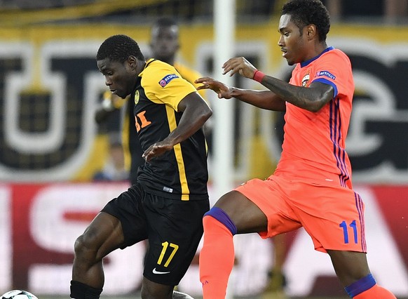 epa06146163 Bern&#039;s Roger Assale (L) fights for the ball with Moscov&#039;s Vitinho during the UEFA Champions League play off first leg match between BSC Young Boys and CSKA Moscov in Bern, Switze ...