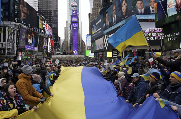 Menschen versammelten sich am 24. Februar am New Yorker Times Square, um gegen die russische Invasion zu protestieren.