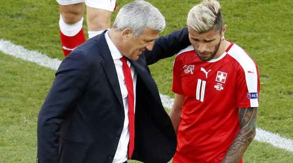 Der Trainer tröstet Valon Behrami nach dem Rumänien-Spiel.