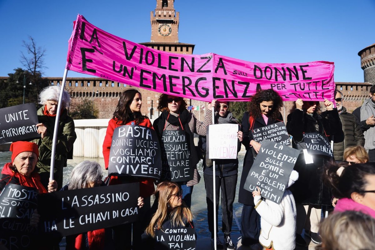 Protesters are attending the demonstration and participating in the minute of noise against violence on women following the femicide of Giulia Cecchettin in Piazza Castello on November 25, 2023, in Mi ...