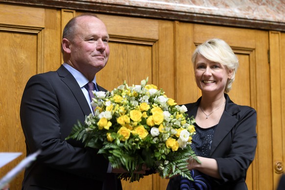 Andreas Aebi, SVP-BE, links, freut sich ueber seine Wahl zum ersten Vizepraesidenten des Nationalrats a der Seite von die neue Nationalratspraesidentin Isabelle Moret, FDP-VD, rechts, am ersten Tag de ...