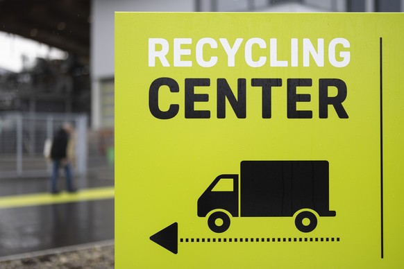 Ein Schild mit der Aufschrift &quot;Recycling Center&quot; bei der Schneider Umweltservice AG, aufgenommen anlaesslich einer Medienbesichtigung am Freitag, 9. Februar 2024 in Volketswil.(KEYSTONE/Mich ...
