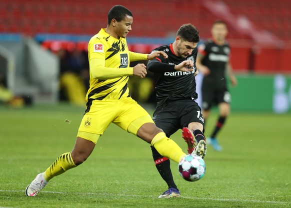 epa08949838 Lucas Alario (R) of Bayer 04 Leverkusen is challenged by Manuel Akanji of Borussia Dortmund during the Bundesliga soccer match between Bayer 04 Leverkusen and Borussia Dortmund at BayArena ...