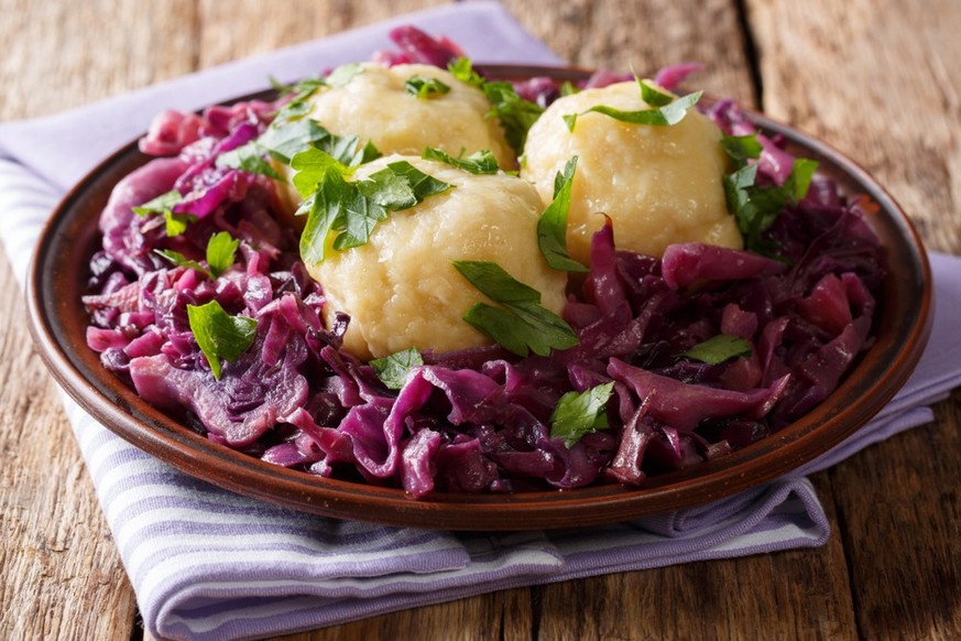 Knödel mit Rotkraut. Mmh.