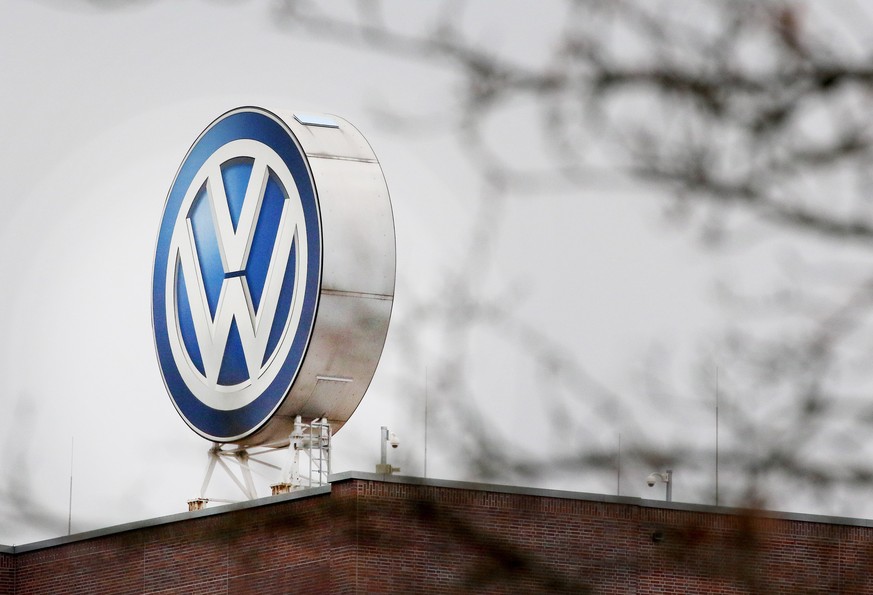epa07237456 (FILE) - A logo of car manufacturer Volkswagen (VW) is seen on the rooftop of the VW factory in Wolfsburg, Germany, 25 October 2017 (reissued 17 December 2018). German media reports on 17  ...