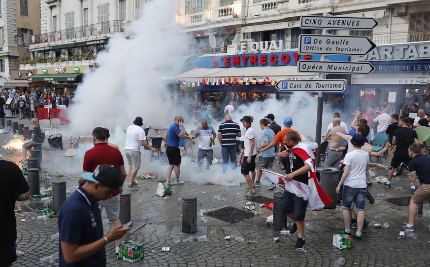 Russische und englische Anhänger gehen in Marseille aufeinander los.