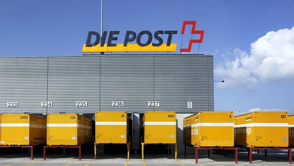 Removable containers wait for further transportation by truck or by rail in front of the parcel post center in Frauenfeld in the canton of Thurgau, Switzerland, pictured on October 22, 2003. Ulrich Gy ...