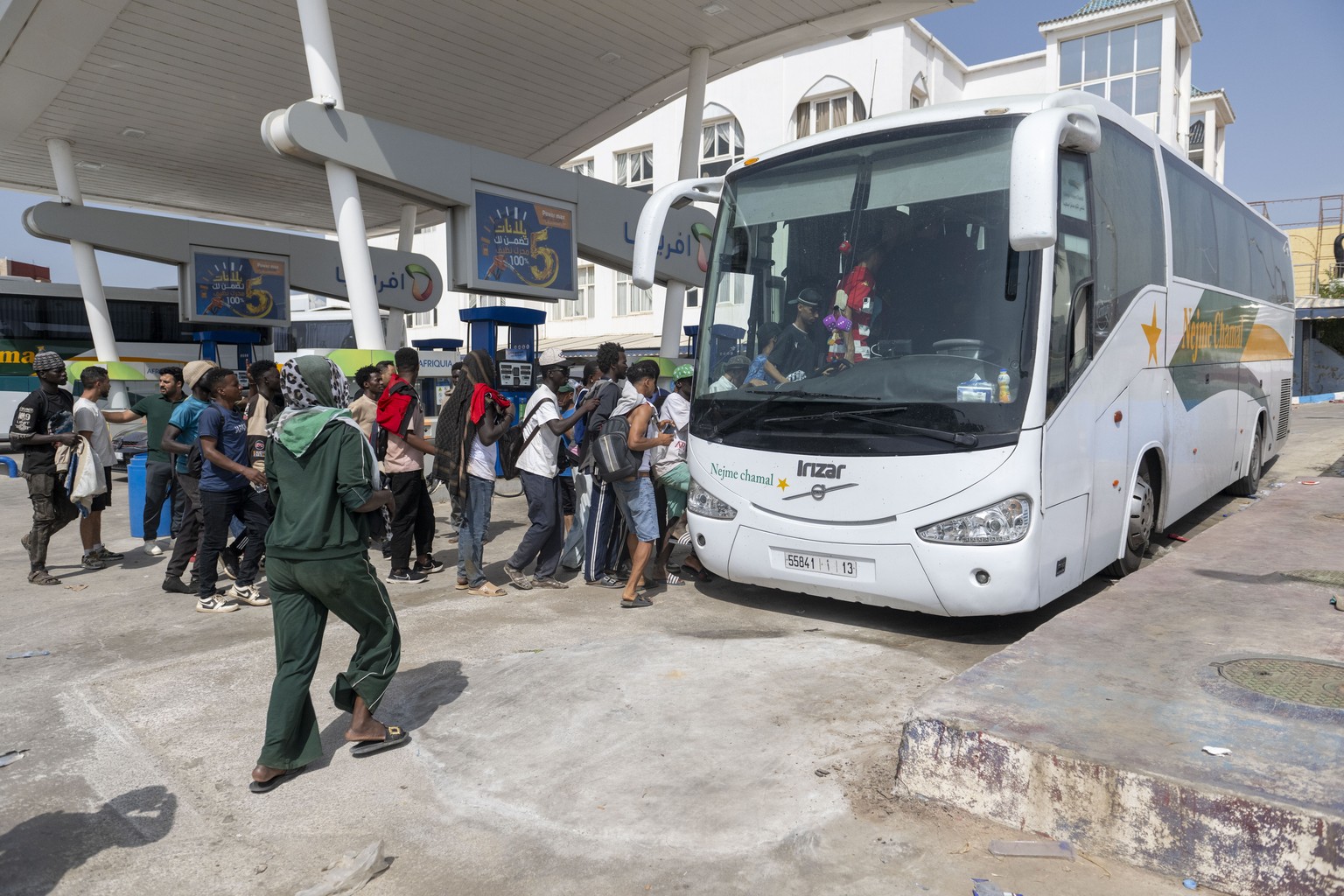 epa13145392 Migrants board buses provided by Moroccan authorities in Fnideq, Morocco, 01 August 2026, for transport to their home cities after returning from the Spanish enclave of Ceuta. The transpor ...
