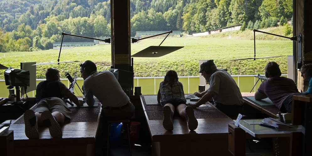 Sonniges Wetter und über hunterttausend Besucher: Die Essensstände und Bahnen am Knabenschiessen boomen.