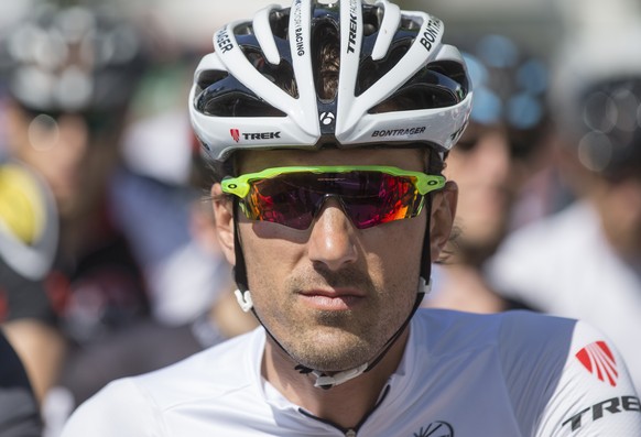 Fabian Cancellara wartet auf den Start mit Hobbyfahrern bei der Berner Rundfahrt, am Samstag, 9. Mai 2015 in Lyss. (KEYSTONE/Peter Klaunzer)