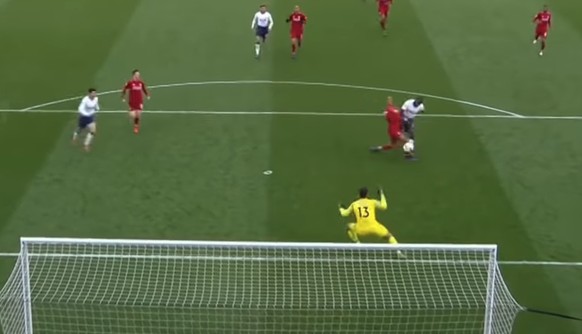 Den Schuss kann van Dijk nicht mehr verhindern, unter Bedrängnis hämmert Sissoko den Ball aber übers Tor.