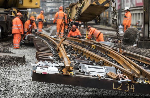 Baustellenbegehung im Bahnhof Luzern am Sonntag, 18. November 2018. Seit Ende September 2018 bis Ende Januar 2019 ersetzen die SBB Weichen im Bahnhof Luzern. (KEYSTONE/Alexandra Wey)