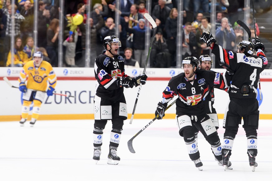 De gauche a droite, le defenseur jurassien Zaccheo Dotti, l&#039;attaquant jurassien Philip-Michael Devos et l&#039;attaquant jurassien Jonathan Hazen celebrent un goal lors de la finale de Coupe de S ...