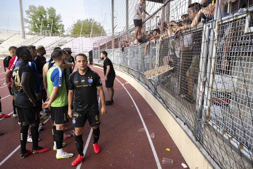 Les joueurs de GC dont le milieu zurichois Amir Abrashi, centre, discutent avec leurs supporters apres avoir perdu la rencontre de football de Super League entre le FC Stade Lausanne Ouchy, SLO, et le ...