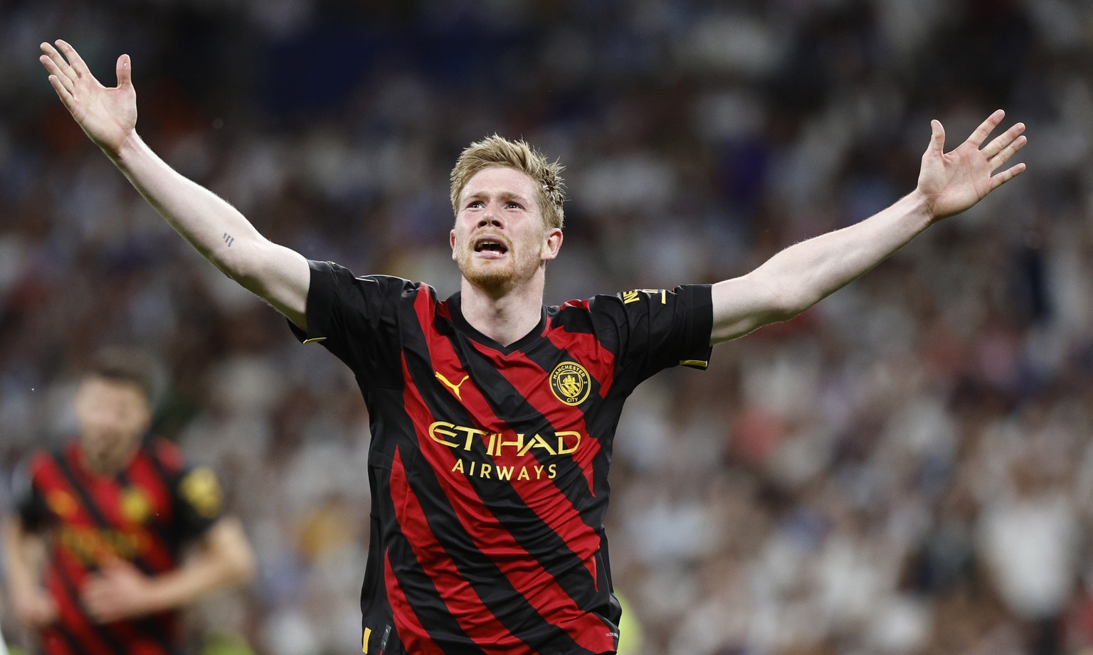 epaselect epa10618240 Manchester&#039;s midfielder Kevin De Bruyne celebrates after scoring the 1-1 goal during the UEFA Champions League semifinal first leg soccer match between Real Madrid and Manch ...