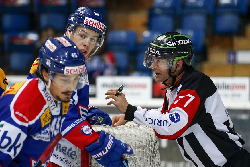 Schiedsrichter Tobias Wehrli, rechts, spricht zu EHC Kloten Verteidiger Lukas Frick waehrend dem Eishockey-Meisterschaftsspiel der National League A zwischen dem EHC Kloten und dem HC Fribourg-Gottero ...