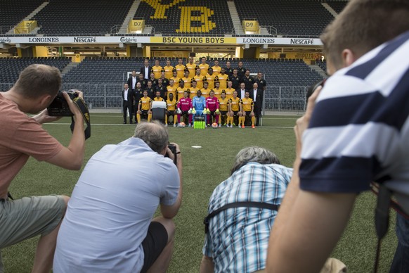 Das Kader der ersten Mannschaft des BSC Young Boys waehrend dem offiziellen Fototermin vor Beginn der Saison 2015/16 am Dienstag, 14. Juli 2015 im Stade de Suisse Wankdorf in Bern. (KEYSTONE/Lukas Leh ...