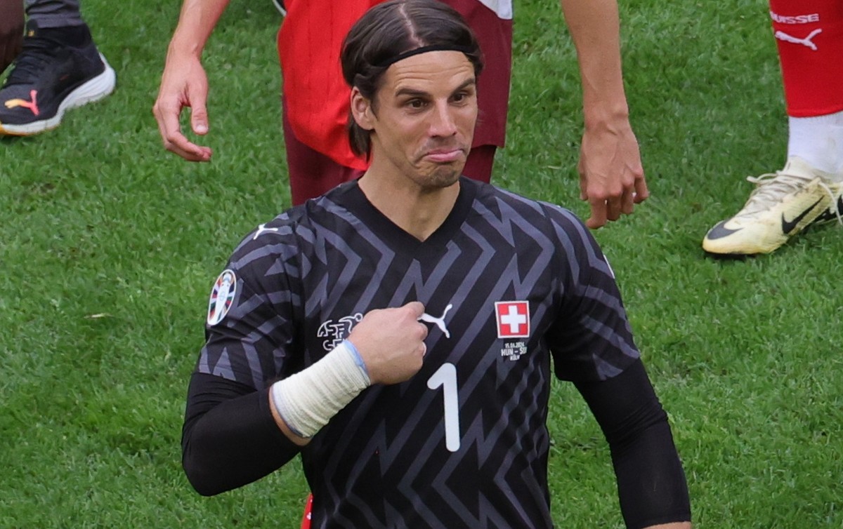 epa11412446 Switzerland goalkeeper Yann Sommer gestures to fans after winning the UEFA EURO 2024 group A match between Hungary and Switzerland in Cologne, Germany, 15 June 2024. EPA/OLIVIER MATTHYS