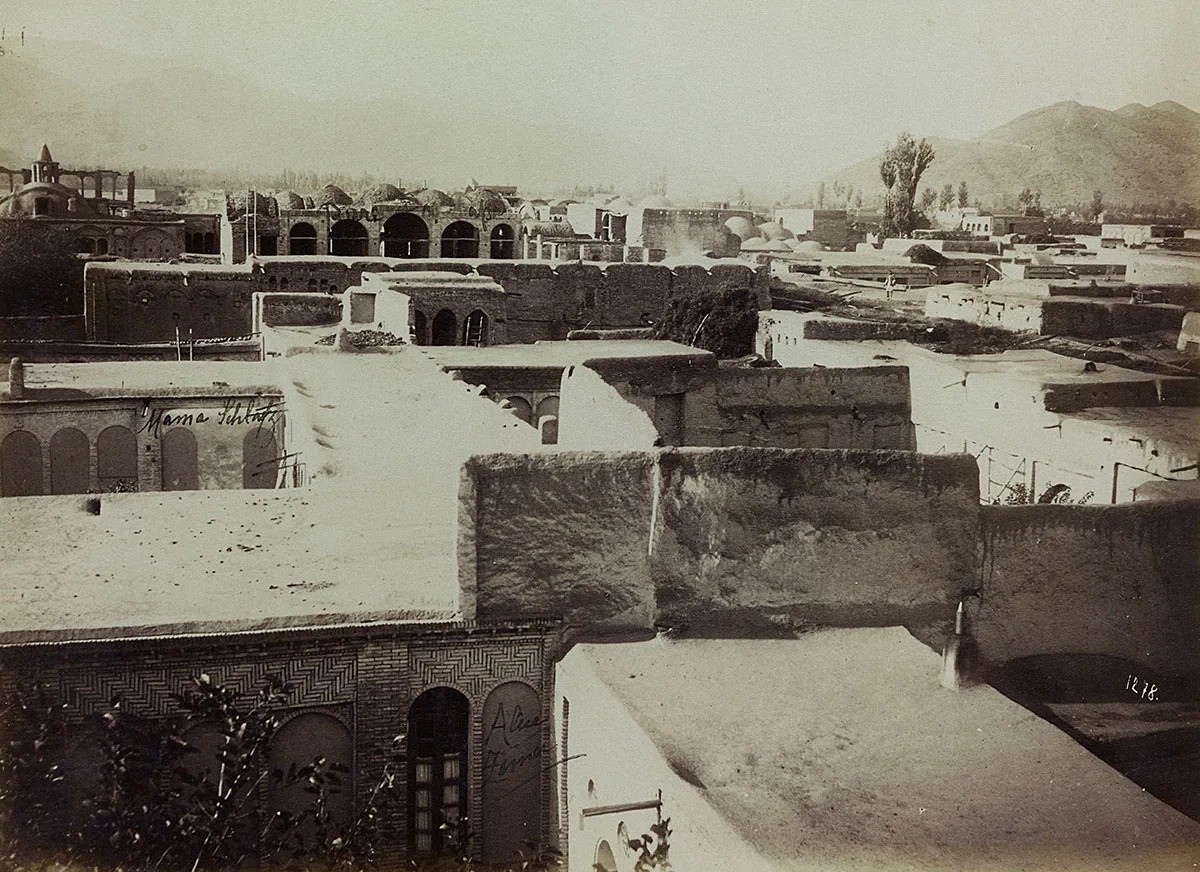 Blick auf das Wohnhaus von Emil Alpiger in Sultanabad, aufgenommen in den 1890er-Jahren.
https://commons.wikimedia.org/wiki/File:Museum-Rietberg-Z%C3%BCrich-2023.00010.17.jpg