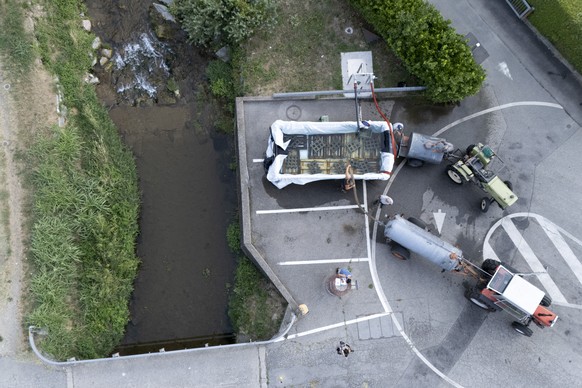 Weinbauern befuellen ihre Tankwagen mit Wasser, am Donnerstag, 13. August 2026, in Mendrisio im Kanton Tessin. Wegen der anhaltenden Trockenheit und Duerre koennen Landwirte ihre Tankwagen befuellen,  ...