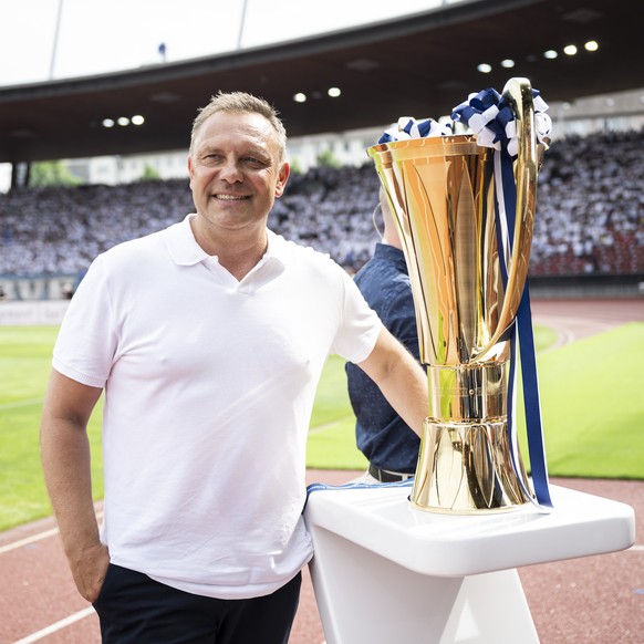 Zuerichs Cheftrainer Andre Breitenreiter posiert mit dem Pokal im Fussball Meisterschaftsspiel der Super League zwischen dem FC Zuerich und dem FC Luzern im Letzigrund, am Sonntag, 22 Mai 2022 in Zuer ...