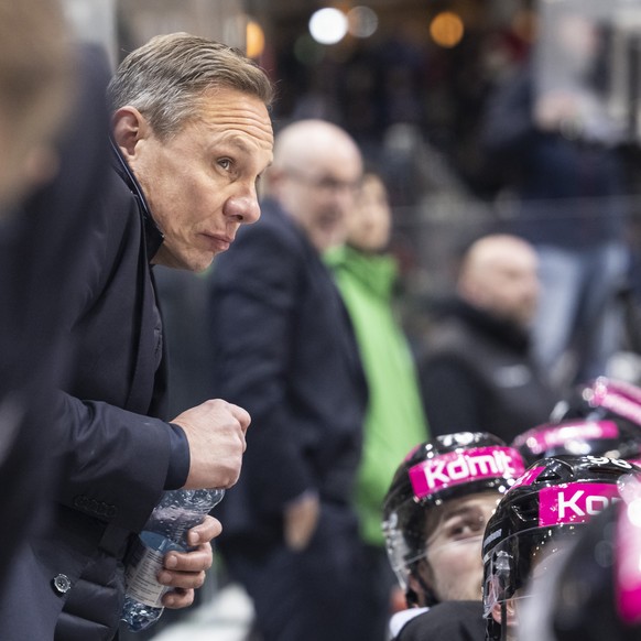 Head Coach Jussi Tapola (SCB) duckt sich vor einem Puck im Spiel der Eishockey National League zwischen SC Bern, SCB, und HC Davos, HCD, vom Freitag, 22. November 2024 in Postfinance Arena in Bern. (K ...
