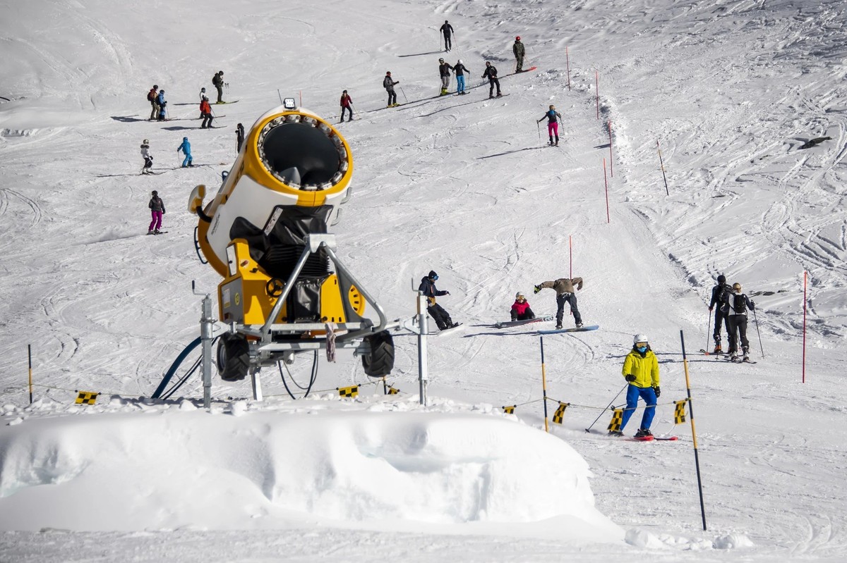Les canons à neige ont rendu les stations de ski indépendantes de la neige naturelle: même si l'hiver est peu enneigé, il est presque toujours possible de skier.