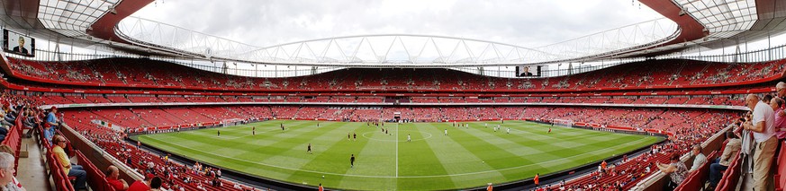 Panorama-Aufnahme des Emirates Stadium.