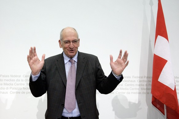 Bundesrat Pascal Couchepin spricht waehrend einer Medienkonferenz zum Thema Mehrwertsteuer Erhoehung zugunsten der IV, am Dienstag, 19. Mai 2009 in Bern. (KEYSTONE/Peter Klaunzer)