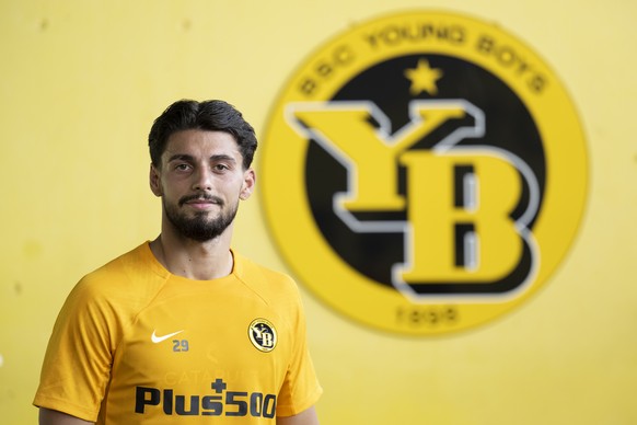 Der neue Spieler von YB Kastriot Imeri poseriet nach ein Training im Wankdorf stadium, am Mittwoch, 17. August 2022 in Bern. Die Young Boys schlagen auf dem Transfermarkt nochmals zu. Die Berner verpf ...