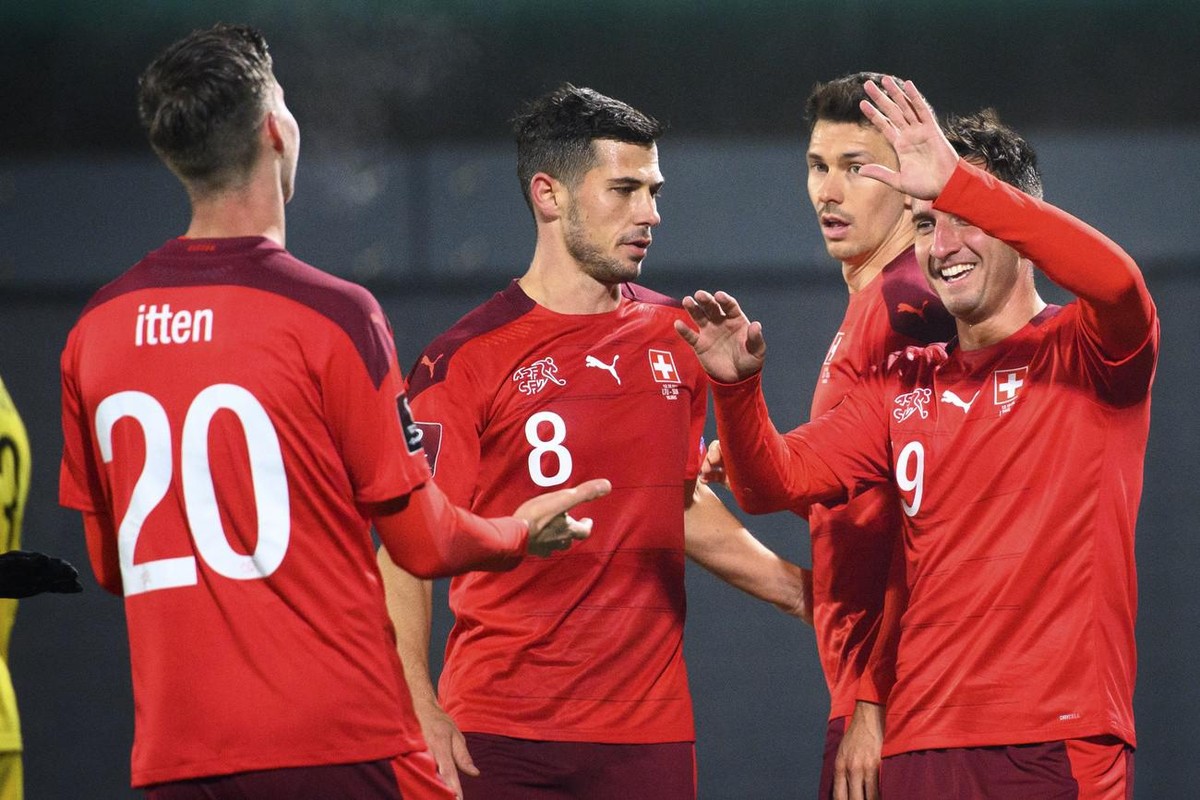 Mario Gavranovic (à droite) fête sa réussite avec ses coéquipiers à Vilnius, son 16e but avec la Nati.