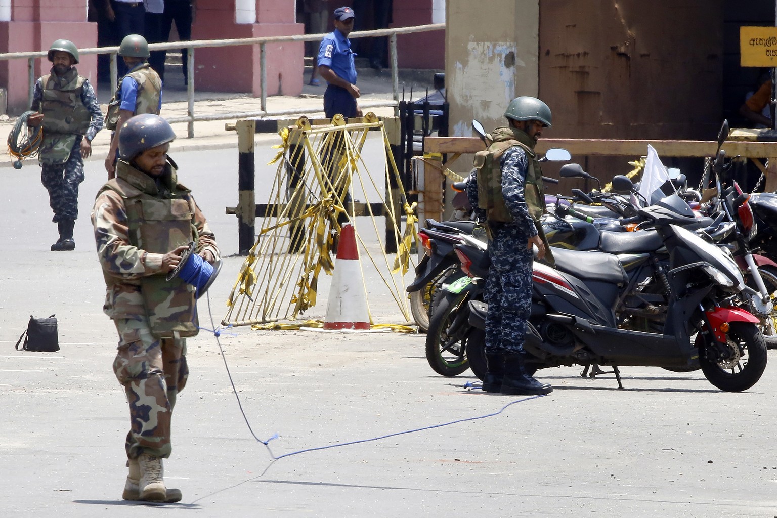 Sicherheitskräfte konnten in Sri Lanka mehrere Bomben entschärfen. Trotzdem starben über 300 Menschen bei mehreren Anschlägen. 