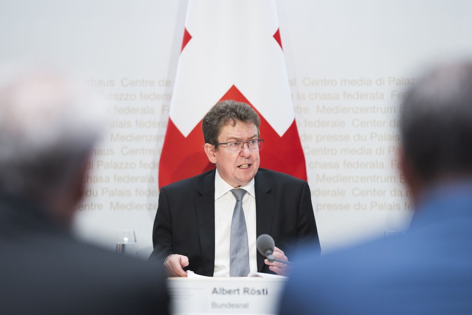 KEYPIX - Bundesrat Albert Roesti spricht waehrend einer Medienkonferenz des Bundesrates zur Botschaft ueber den Solidaritaetsbeitrag fuer die Bevoelkerung von Blatten im Zusammenhang mit dem Bergsturz ...