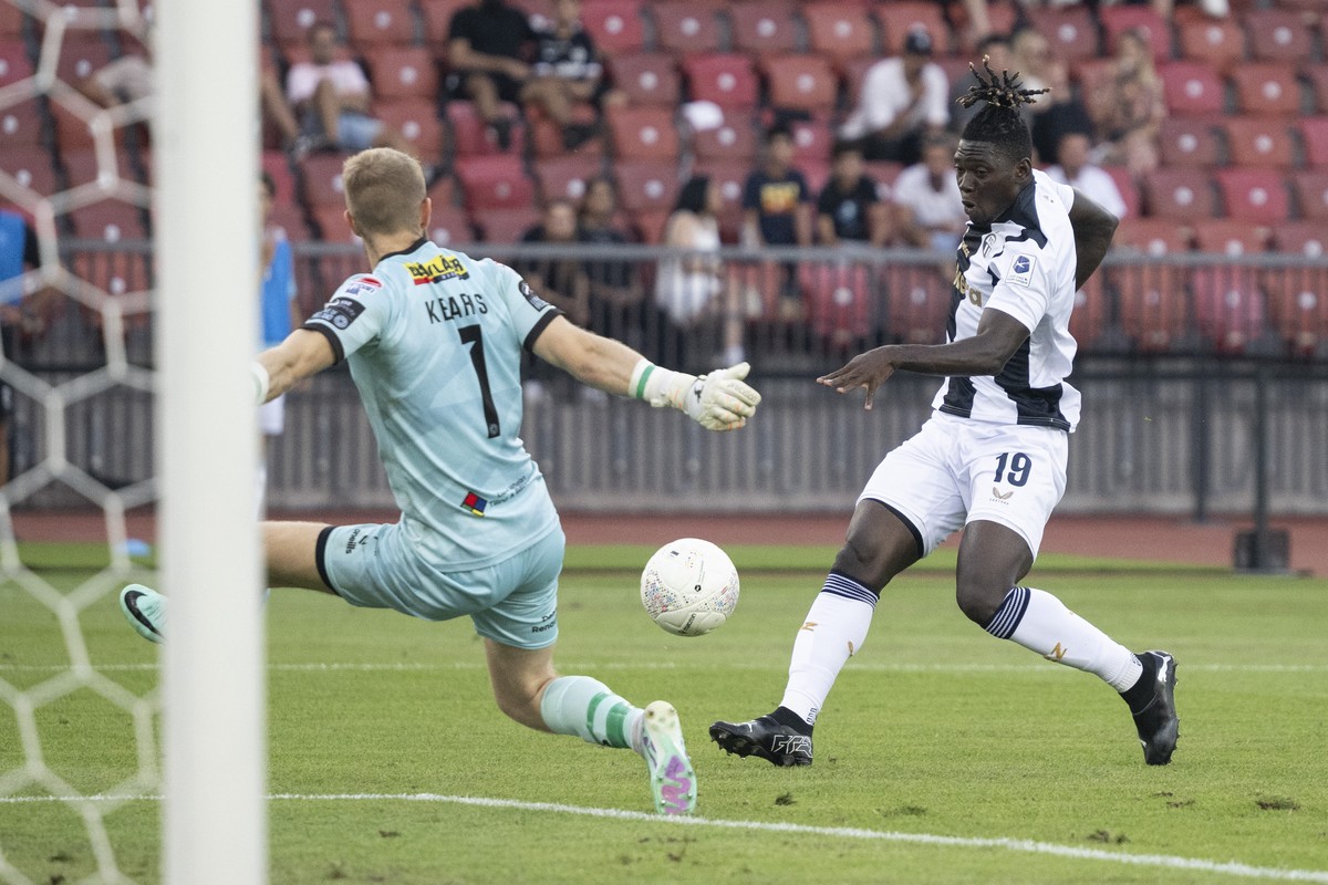 epa11496199 Shelbourne's goalkeeper Conor Kearns, left, in action against Zurich's Fernand Coure, right, during the UEFA Conference League second qualifying round, first leg match between FC ...